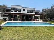 VENDO BELLÍSIMA CASA, CON AMPLIO JARDÍN Y PISCINA EN...