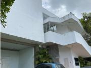 Vendo casa 1.800m2 10h/10b/10p Prados del Este 5410