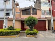 VENDO CASA 2 PISOS + AZOTEA 176m2 AMPLIA FRENTE A PARQUE...
