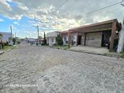 Vendo Casa com 2 suites e 2 closets dentro de condomínio...