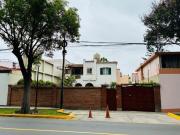 VENDO CASA COMO TERRENO EN SAN ISIDRO