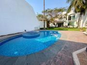 VENDO CASA CON ALBERCA Y SEGURIDAD CERCA DEL CENTRO