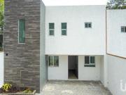 Vendo casa con jardín privado en Col. Miraval,...