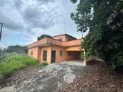 VENDO CASA CON TERRENO AMPLIO, CERCA DE LAS VIAS DEL TREN