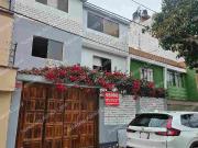 VENDO CASA con vista a parque.