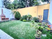 Vendo casa de 2pisos/ salida directa a parque / La...