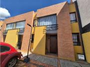 BAJO DE PRECIO VENTA CASA DE DOS NIVELES REMODELADA...