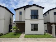 vendo casa de tres dormitorios en urbanización los prados