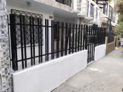 VENDO CASA DE TRES PISOS INDEPENDIENTES, B/ COMFENALCO...