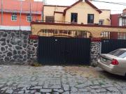 VENDO CASA DUPLEX MUY AMPLIA EN CALLE CERRADA A 10...