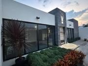 VENDO CASA EN CUERNAVACA MODERNA, REMODELADA, 5...