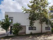VENDO casa en esquina, 3 recámaras amplias, 2.5 baños y...