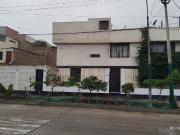 VENDO CASA EN ESQUINA UBICADA URB. MONTERRICO SUR, SURCO