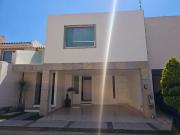 Vendo casa en fraccionamiento valle real afuera de lomas...