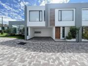 Venta de casa esquinera, Sector La Armenia II