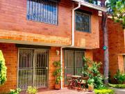 VENDO CASA ESQUINERA DE TRES NIVELES EN CONDOMINIO, B/...