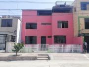 vendo casa frente a parque 13 de Enero S.J.M