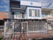 VENDO CASA GRANDE BARRIO ANTONIO NARIÑO, DE 3 PISOS