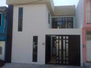 VENDO CASA HERMOSA REMODELADA EN A TRES CUADRAS DE EL...