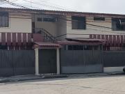 EN VENTA CASA RENTERA CON PISCINA CDLA ALBATROS KENNEDY...