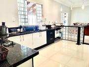 VENDO CASA QUE É SÓ ENTRAR E MORAR COM PISCINA E...