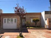 VENDO CASA SOBRE BV. BUENOS AIRES /AMPLIO TERRENO