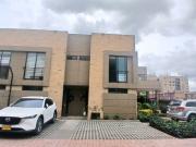 VENDO CASA TRES NIVELES CADA HABITACIÓN CON BAÑO PRIVADO...