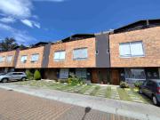 VENDO CASA TRES PLANTAS CON TERRAZA TRES DORMITORIOS LA MOYA