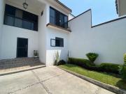 VENDO EN CUERNAVACA AMPLIA CASA SOLA, CON HABITACIÓN EN...