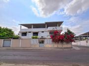 Vendo gran casa esquinera en Manta Cerca del Coral