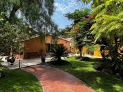 Vendo hermosa Casa con 4 departamentos por las Tres...