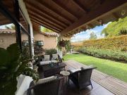 VENDO HERMOSA CASA DE UN NIVEL CON AMPLIO JARDIN