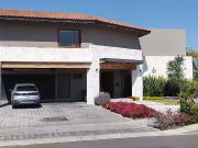 VENDO HERMOSA CASA EN CAMPANARIO CON ALBERCA