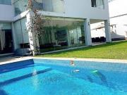 VENDO HERMOSA Y MODERNA CASA CON PISCINA EN LA PLANICIE