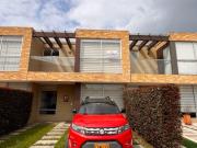 Vendo linda casa con zona verde. Club house