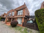 Vendo linda casa con zona verde privada
