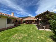 Vendo linda casa de un piso con casita auxiliar...