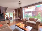 Vendo linda y amplia casa de tres pisos en desniveles...