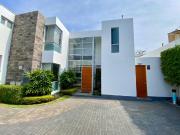 VENDO, Moderna Casa en Condominio. 4dorm. 307mts. Calle...