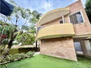 Vendo Quinta de 3 Niveles en Los Palos Grandes