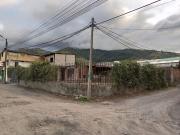 VENDO TERRENO ESQUINERO con Casa en obra gris, parroquia...