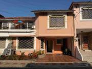 Vendo una Casa en la Urb. Álamos en Conjunto Santa FE