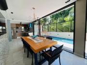 Venha se encantar com esta deslumbrante casa decorada em...