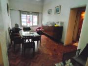 Venta 3 ambientes c/ escritorio. PB con patio. Av. Juan...