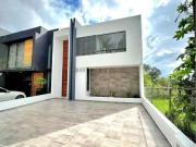 VENTA $4,650,000 DE CASA REMODELADA EN PRIVADA UBICADA...