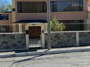 VENTA $ 500.000 NEGOCIABLESHERMOSA CASA DE TRES PISOS...