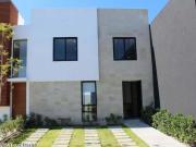 VENTA Altos de Juriquilla. Casa con cuarto de TV, roof...