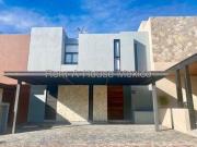 VENTA Altozano. Casa con sala de TV, 3 recamaras, cuarto...