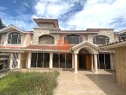 Casa en venta, sector Los Laureles en Riobamba con 2...