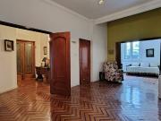 VENTA Amplio departamento a modernizar de categoría,...